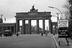 Berlin: Brandenburger Tor vom Tiergarten