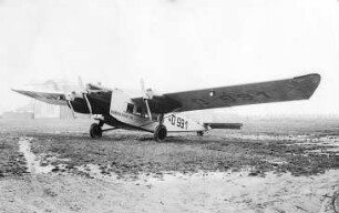 Dreimotorige Verkehrsmaschine "Rohrbach-Roland", auf dem Flugplatz Staaken : Technikgeschichte | Maschinenbau | Verkehrswesen | Luftfahrzeuge | Flugzeuge