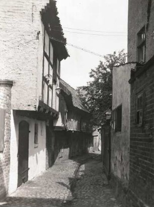 Braunsberg, Stadt : Braunsberg (Braniewo/Polen). Wasserstraße. Ansicht mit Häusern mit überkragendem Obergeschoß