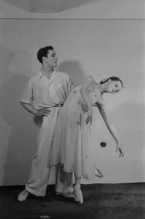 Gastspiel eines russischen Ballett- und Künstlerensembles in der Deutschen Staatsoper Berlin : Primaballerina Alla Schelest mit Boris Bregwadse in "Walzer", Teil des Ballettprogramms