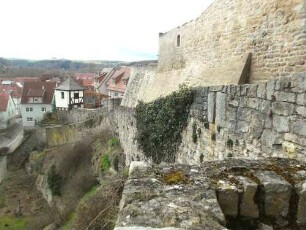 Stadtbefestigung-Ansicht im Osten mit bergseitiger Futtermauer des Schloßberges sowie Basis der Zwingermauer im Verlauf nach Südwesten hinab zur Stadt