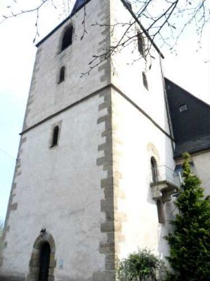 Stadtkirche - Kirchturm von Südwesten mit Schlitzfenstern sowie romanischem Eingang im Erdgeschoß im Westen