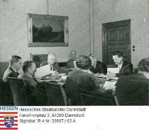 Stock, Christian (1884-1967) / Tagung des Hessischen Kabinetts im Sitzungszimmer des Landtagsgebäudes in Wiesbaden / 2 Gruppenaufnahmen