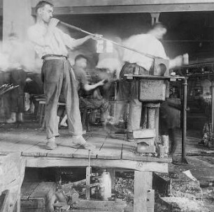 Aufblasen und Verteilen der Glasmasse : Technikgeschichte | Technologie | Glasfabrikation | Flaschen | Hand-Fabrikation
