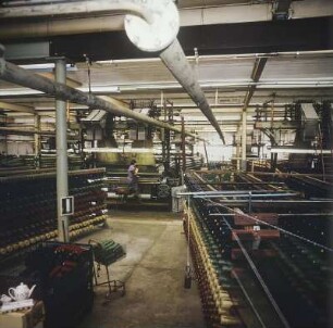 Totale VEB Wurzener Teppichfabrik (WTF) : VEB Wurzener Teppichfabrik. Blick in die Produktionshalle mit Arbeiterin