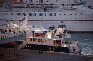 Piräus - Hafenanlagen : Schiffe im Hafen von Piräus, aufgenommen 2006