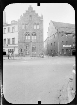 Saalfeld, Markt 21. Marktapotheke (um 1180, Wiederaufbau 1880-1882). Straßenfront