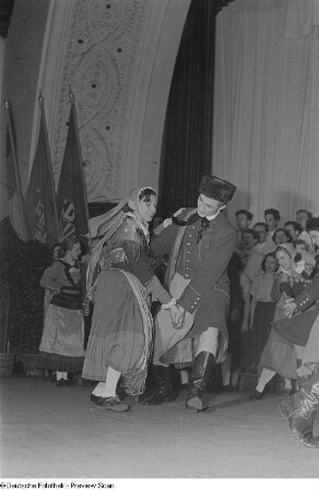 Auftritt einer am Bezirksausscheid der Volkskunstgruppen 1954 teilnehmenden Tanzgruppe