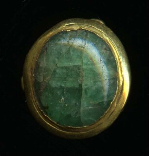 Schatzfund von Palaiokastron – Teil eines Kolliers (Smaragd in Goldkastenfassung)
