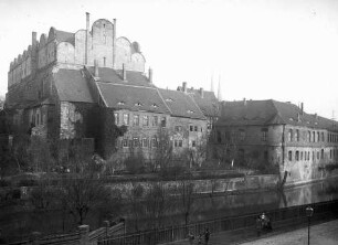 Robert-Franz-Ring. Dom und Residenz vom Robert-Franz-Ring aus. Im Vordergrund - Lattenzaunbegrenzung der Straße zur Saale