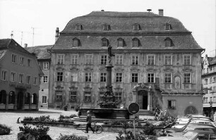 Lindau: Haus zum Cawazzen: Museum mit Platz und Brunnen