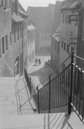 Blick in eine Gasse. Aufstieg zum Burgberg