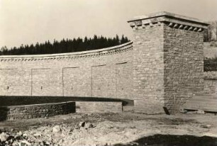 Weimar. Nationale Gedenkstätte Buchenwald auf dem Ettersberg. Östliches Ringgrab. Bauzustand November 1956