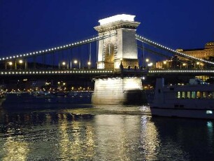 Budapest - Kettenbrücke und Burgberg beleuchtet : In der Dunkelheit werden die historische Donau-Kettenbrücke und die Gebäude auf dem Burgberg beleuchtet. Aufgenommen in Budapest am 13. Juni 2011
