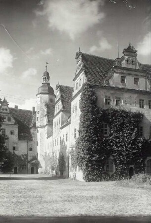 Wermsdorf, Altes Jagdschloss : Wermsdorf. Altes Jagdschloss. S. Hoffmann. Ost-Flügel. Hofansicht