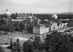 Ausstellungspalast an der Stübelallee : Dresden, Blick vom Turm der Ehrlichschen Gestiftskirche, links Ausstellungspalast, rechts Kunstausstellungsgebäude, dahinter Kugelhaus