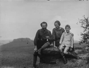 Rudolf Zimmermann : Rudolf Zimmermann mit einer Frau und einem Jungen auf einem Stein sitzend.
