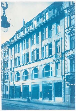 Weinhaus Huth, Berlin: Schrägansicht der rückwärtigen Fassade von rechts an der Linkstraße (mit Korrekturangaben für den Druck)