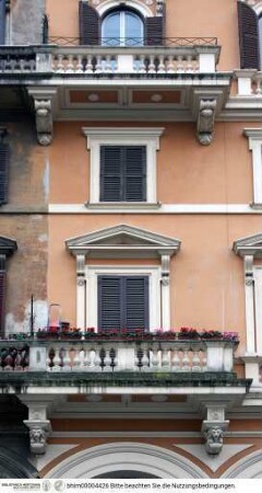 Palazzo mit Portikus an der Piazza Vittorio Emanuele II