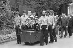 Beisetzung des verstorbenen Oberlehrers und Pfadfinderleiters Josef Klumpp auf dem Karlsruher Hauptfriedhof