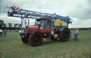 Fotografie: Systemtraktor, Feldspritze angebaut
