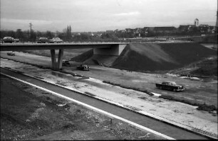 Neuenburg: Landesregierung in Müllheim; Wagen des Ministers auf der Autobahn bei Neuenburg