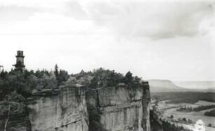 Sächsische Schweiz. Pfaffenstein. Weiße Wand und Aussichtsturm gegen den Lilienstein. Blick nach Norden