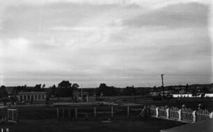 Kleinstadt : Blick von einem Bahnhof auf die umliegenden Gebäude.