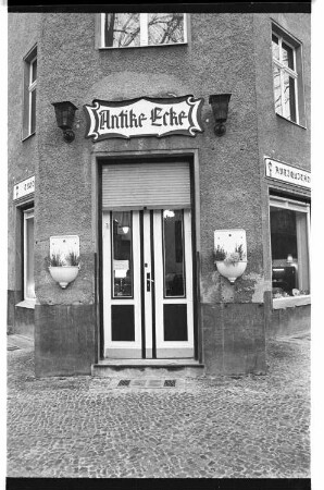 Kleinbildnegative: „Antike Ecke“, Handjery- Ecke Schnackenburgstraße, 1981