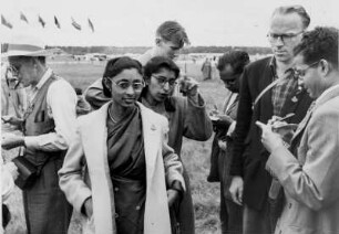 Stockholm. Internationaler Jugendtag 1950. Adressen werden mit der Gruppe aus Indien ausgetauscht