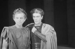 Szenenbilder aus dem Stück "König Oedipus" von Sophokles am Deutschen Theater Berlin : Szene mit Wolfgang Langhoff als Kreon (links) und Gustaf Gründgens als König Oedipus (rechts)