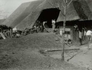 Görwihl, Bauernhaus : Görwihl-Segeten. Bauernhaus. Hocheinfahrt zur Scheune (Bergseite)