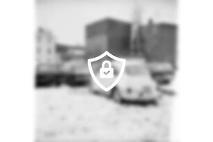 Hagenstraße: Parkplatz mit Pkws: hinten Rückfront der Wohn- und Geschäftshäuser an Mühlenstraße: Winter