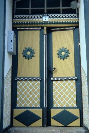 zweiflügelige Eingangstür; verziert
