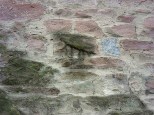 Stadtbefestigung (Stadttor) Mainzer Tor-Ansicht von Osten - verwitterters Hochrelief im Erdgeschoßnahe der Durchfahrt