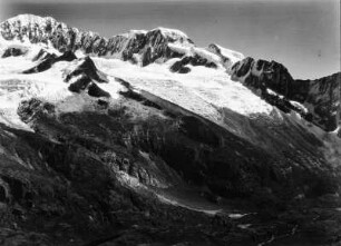 Der Ancohuma-Illampú-Grat : Blick auf den Ancohuma-Illampú-Grat. Die Gipfel sind von Schnee, Eis und Gletschern bedeckt.