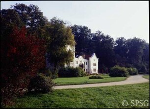 Potsdam, Park Babelsberg, Kleines Schloss, Blick vom Ufer auf das Schloss.