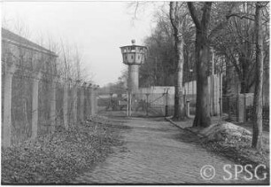 Mauerfall, Potsdam, Babelsberg, Grenzanlage, Tor nach Steinstücken.