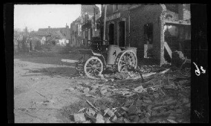 Mesen (Belgien): Pferdedroschke "im zerschossenen Messines"