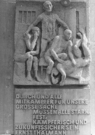 Denkmal für die Helden der revolutionären Arbeiterklasse und die Opfer des antifaschistischen Widerstandskampfes : Denkmal für die Helden der revolutionären Arbeiterklasse und die Opfer des antifaschistischen Widerstandskampfes. Beton (1976; F. Dittrich). Relief mit Spruch von Ernst Thälmann. Annaberg-Buchholz, Alter Friedhof