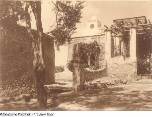 Capri. Via Antiqua mit Mauerresten und Pergola vor Fortino