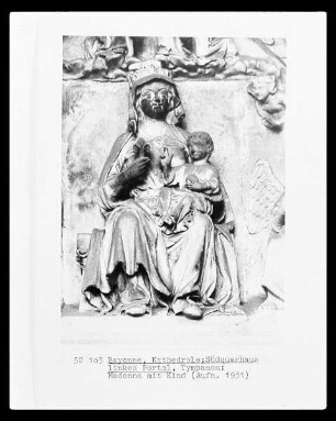 Detail des Tympanonreliefs des linken Portals: Sitzende Madonna