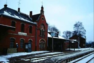 Bahnhof: Rückansicht des Empfanggebäudes mit Bahnsteig und Überdachung