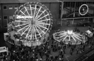 Basel: Karussells, von oben, abends