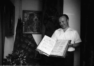 Rep Morcote: Museum Rieder Morcote, Herr Rieder mit Schrift