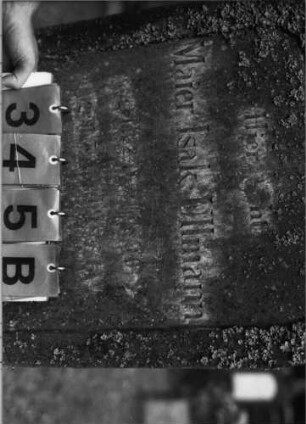 Grabstein 345 (Index: 99789507) Material: Sandstein Zustand: leicht verwittert Maße HxBxT: 178x55x16 cm Symbolik: aufgeschlagenes Buch mit Inschrift: Psalmenbuch; florale Motive Besonderheit: Stele identisch mit Nr. 344: Grabstein 345B