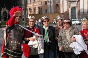 Rom - Touristen in der Innenstadt : Touristen posieren für ein Foto mit einem verkleideten Gladiator in der Innenstadt von Rom, aufgenommen im April 2004
