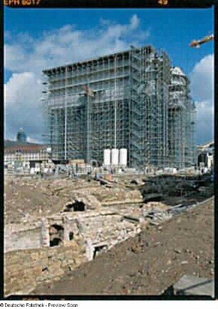 Frauenkirche : Wiederaufbau der Frauenkirche (beg. 1992). Blick von der Landhausstraße über Ausgrabungsfeld Neumarkt/ Rampische Straße