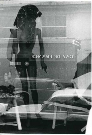 Spiegelung im Schaufenster : Blick aus einem Schaufenster auf eine belebte Straße in Paris.