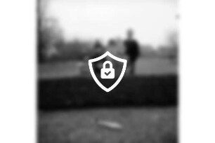 Meisenweg: Panzerfaust im Vorgarten: hinter Hecke vier Jungen und ein Mann: dahinter Rasen, Büsche, Bäume und Wohnhäuser: 26. November 1966